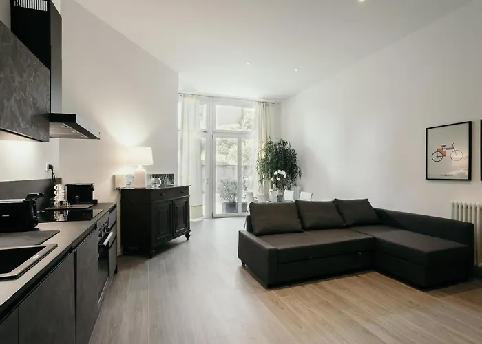 Guesthost - 1 Deisgn With Car Parking!