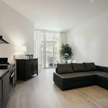Caseospitali - 1, Grande Bilocale Con Arredo Design E Posto Auto Per 4