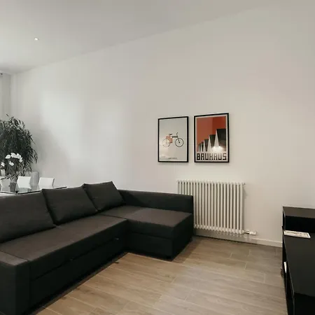 Caseospitali - 1, Grande Bilocale Con Arredo Design E Posto Auto Per 4 *