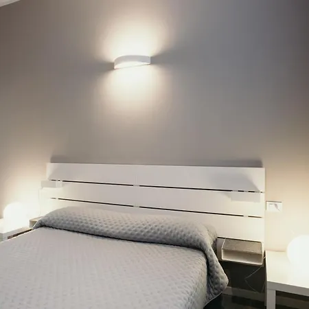 Caseospitali - 1, Grande Bilocale Con Arredo Design E Posto Auto Per 4 Bologna