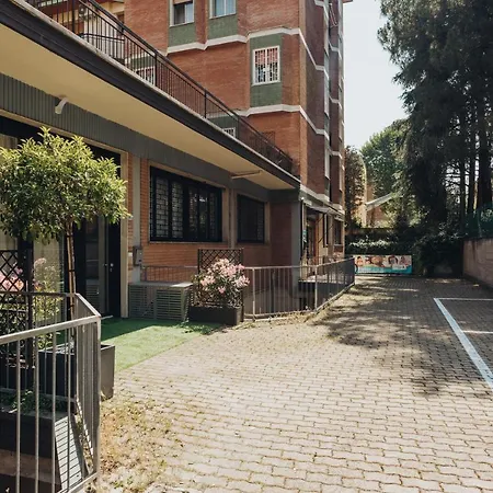Caseospitali - 1, Grande Bilocale Con Arredo Design E Posto Auto Per 4 Appartement *