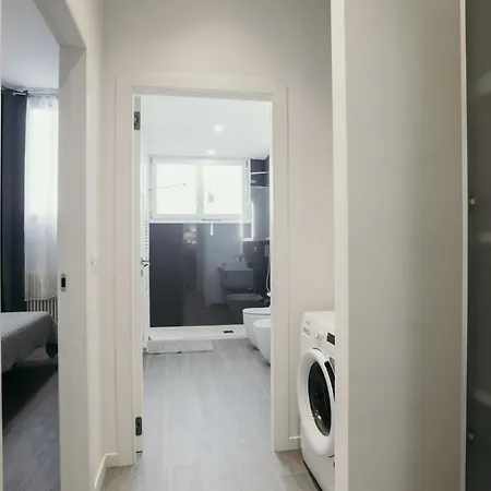 Caseospitali - 1, Grande Bilocale Con Arredo Design E Posto Auto Per 4