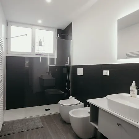 Caseospitali - 1, Grande Bilocale Con Arredo Design E Posto Auto Per 4 Appartement